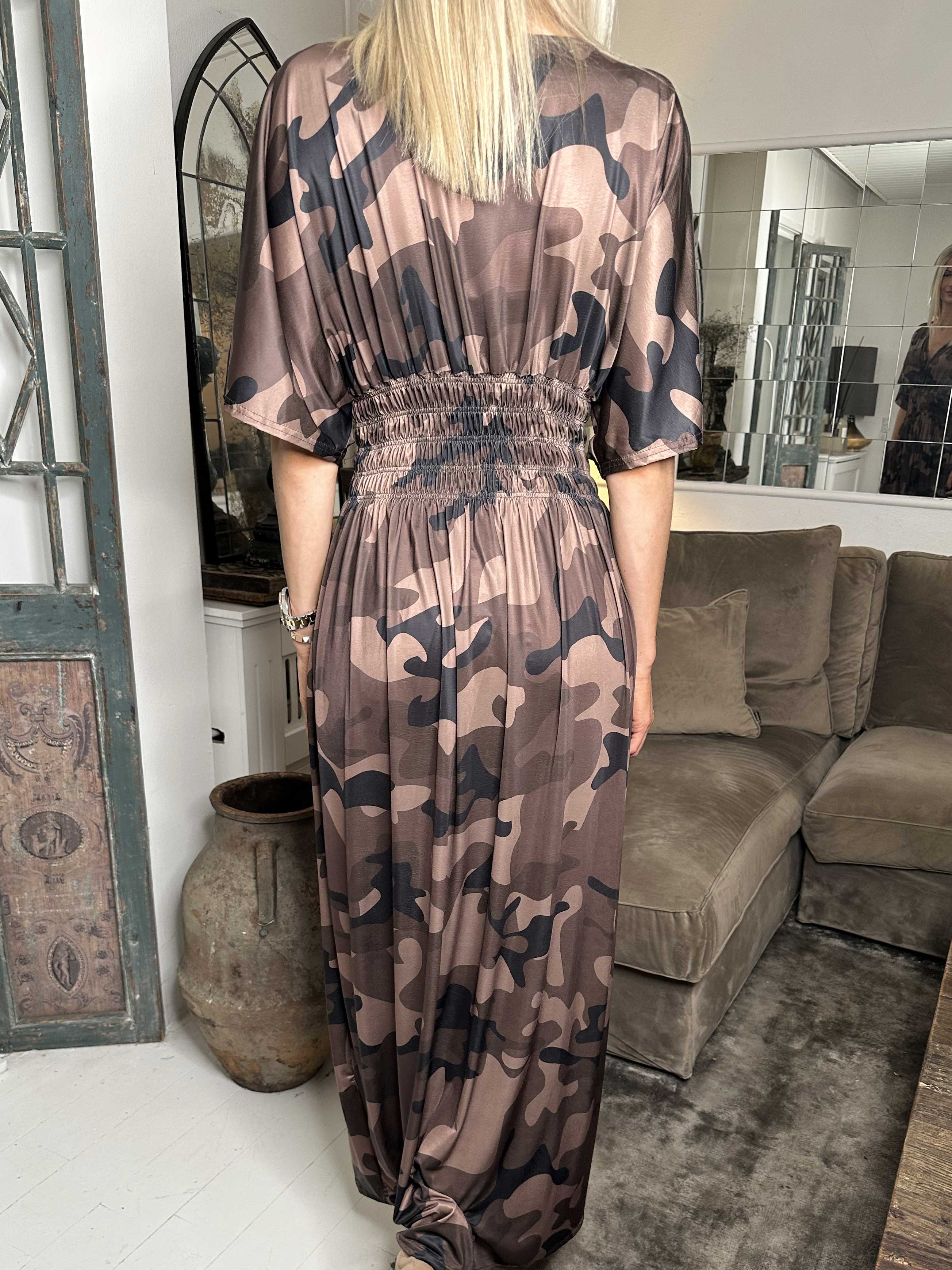 Pams Camo - Lång elastisk klänning i kamouflagetryck